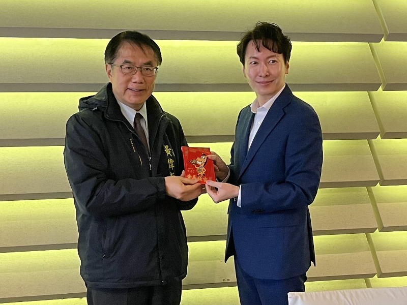 市長黃偉哲致贈紅包給樂天巨人隊團長朴晙奕 祝球團新賽季馬到成功