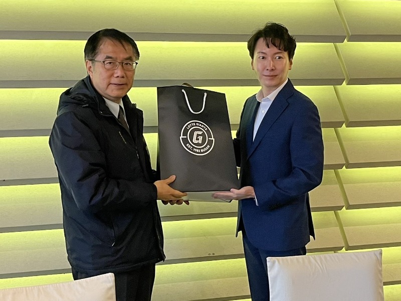 樂天巨人隊團長朴晙奕回贈紀念品給市長黃偉哲