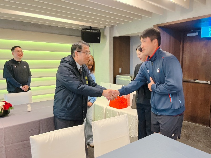 樂天巨人棒球隊隊長田峻玗向市長黃偉哲致意