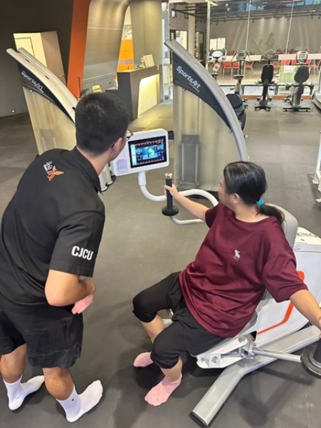 歸仁全民運動中場館安排專業教練進行指導