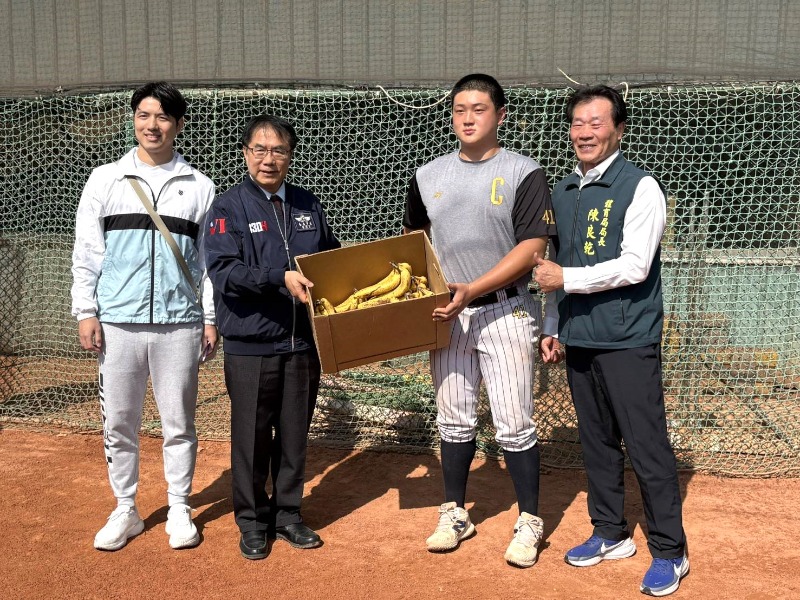 韓國棒球隊移地訓練市長黃偉哲慰勞致贈水果