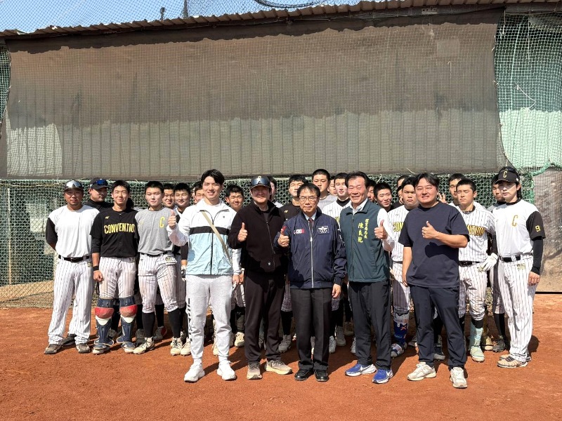 韓國棒球隊移地訓練與市長黃偉哲合影