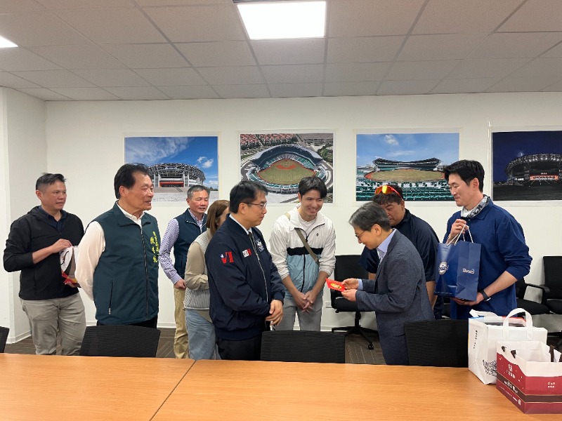 市長黃偉哲致贈馬年紅包予NC恐龍棒球隊團長林仙南