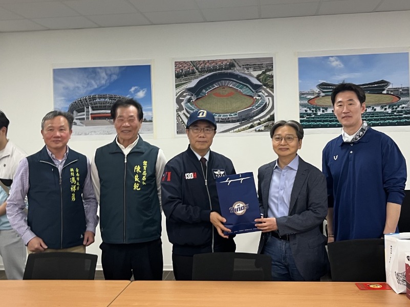 NC恐龍棒球隊團長回贈球隊棒球帽及紀念品