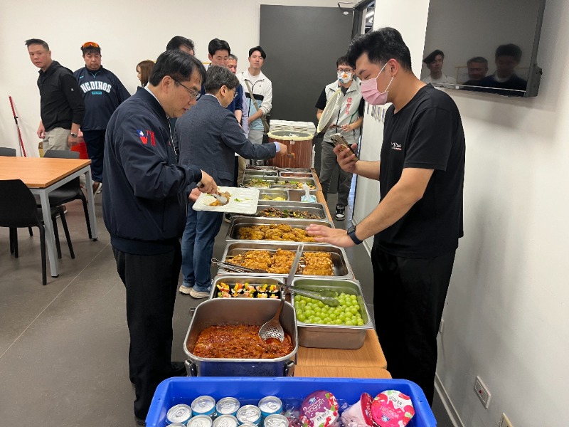市長黃偉哲與NC恐龍棒球隊球員膳食