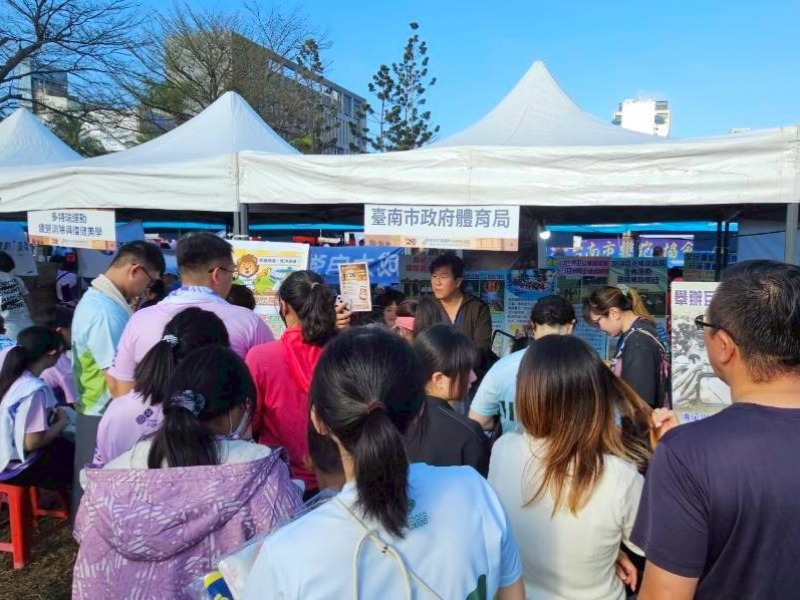 「2026 臺南古都國際半程馬拉松」體育局政風室會同善化區公所政風室設置「反詐賄，跑起來」宣傳攤位