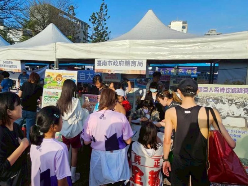 「2026 臺南古都國際半程馬拉松」體育局政風室會同善化區公所政風室設置「反詐賄，跑起來」宣傳攤位