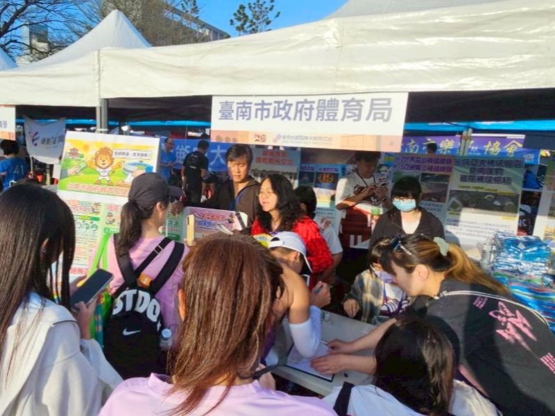 「2026 臺南古都國際半程馬拉松」體育局政風室會同善化區公所政風室設置「反詐賄，跑起來」宣傳攤位
