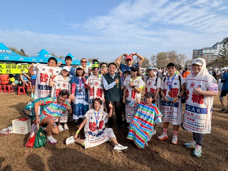 2026臺南古都國際半程馬拉松市長黃偉哲與全糖市民合影