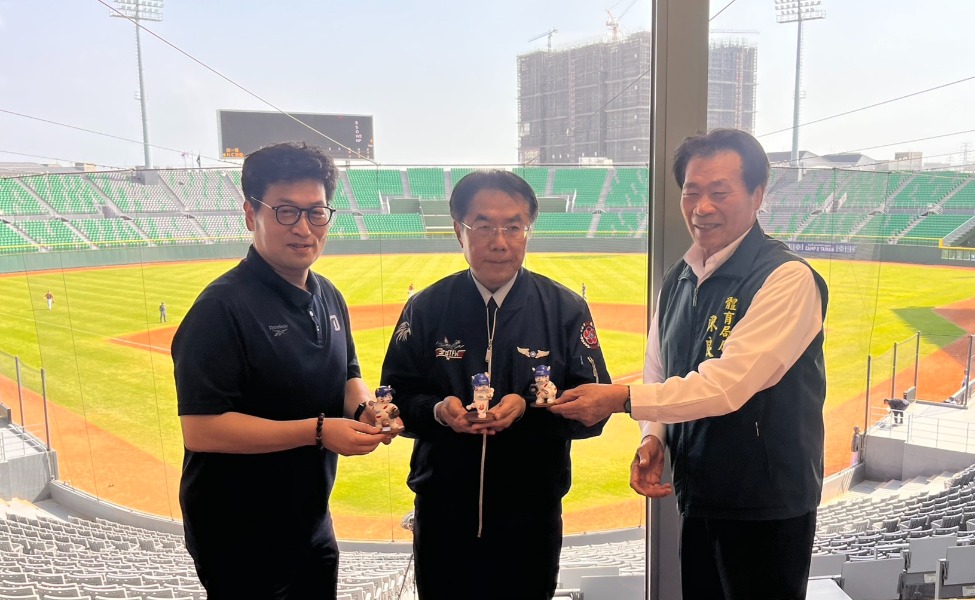 市長黃偉哲致贈巷仔貓棒球公仔紀念品予NC恐龍棒球隊本部長孫成旭