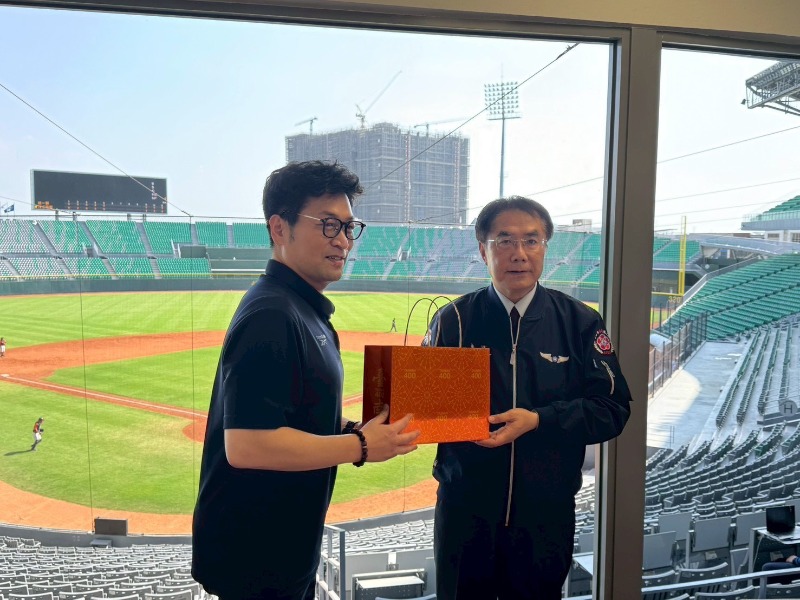 市長黃偉哲致贈紀念品予NC恐龍棒球隊本部長孫成旭