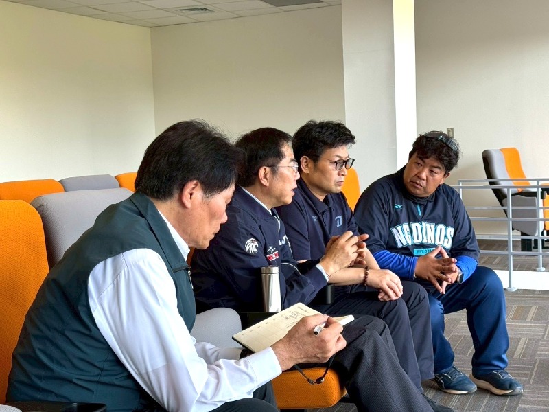 市長黃偉哲與NC恐龍本部長孫成旭一同觀賽並交流未來春訓規劃