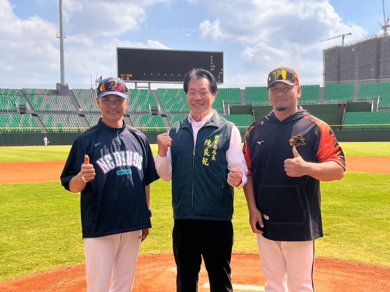 體育局局長陳良乾賽前與NC恐龍棒球隊教練孔弼聖及統一獅教練郭俊佑打氣