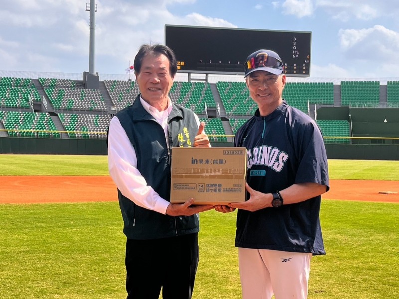 體育局局長陳良乾賽前致贈能量飲予NC恐龍棒球隊教練孔弼聖