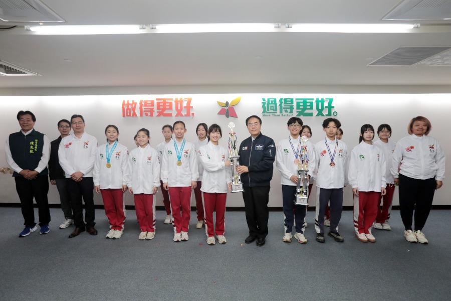 市政會議獻獎大橋國中啦啦隊代表