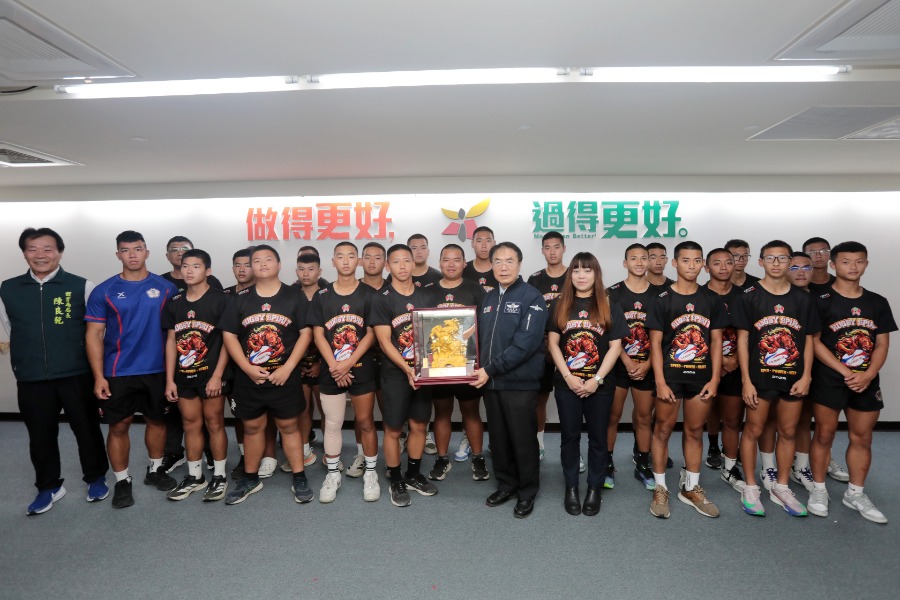 市政會議獻獎六信高中橄欖球隊代表