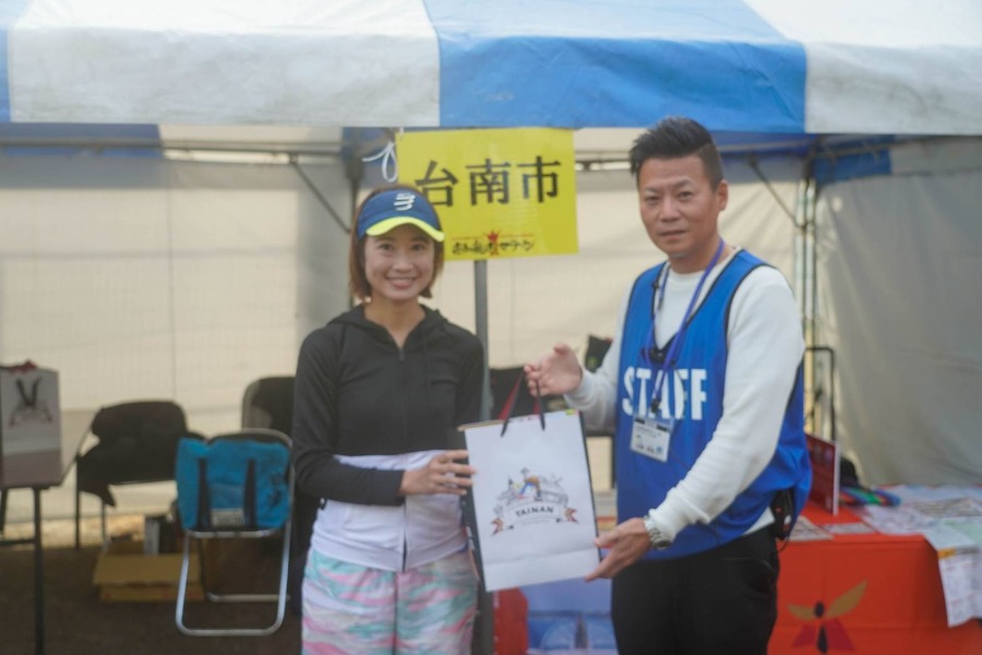 臺南市政府市長室秘書林唯莉致贈伴手禮予日本高知縣文化生活運動部部長門田登志和