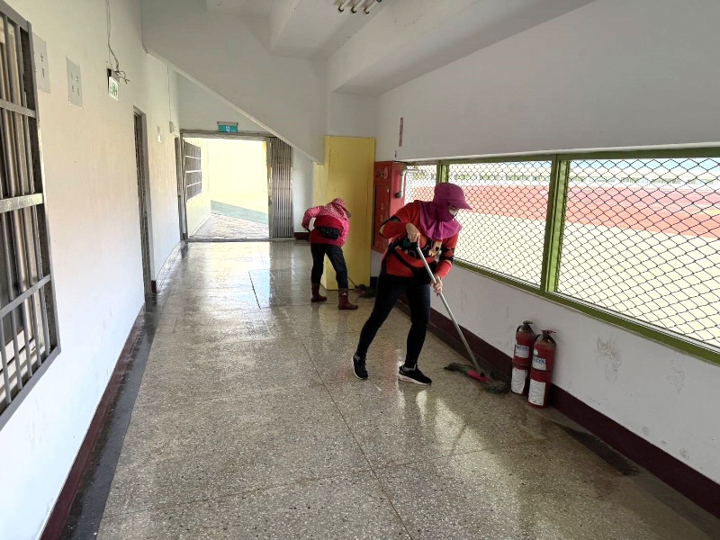 體育局新營田徑場廊道清潔