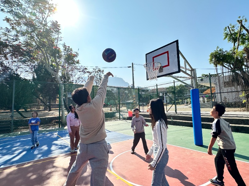 仙草實驗小學學生於球場打球