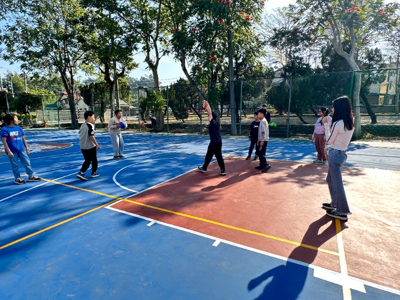 仙草實驗小學學生於球場打球