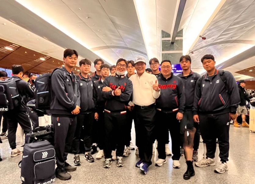 體育局局長陳良乾至桃園機場送機與韓國職棒樂天巨人隊教練選手合影