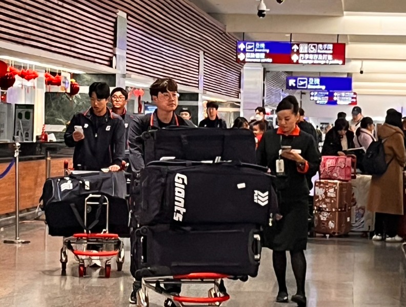 韓國職棒樂天巨人隊選手完成春訓任務準備返韓