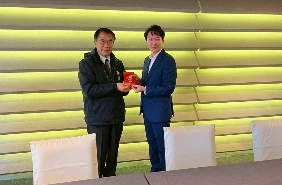 市長黃偉哲致贈春節紅包予韓國職棒樂天巨人隊團長朴晙奕