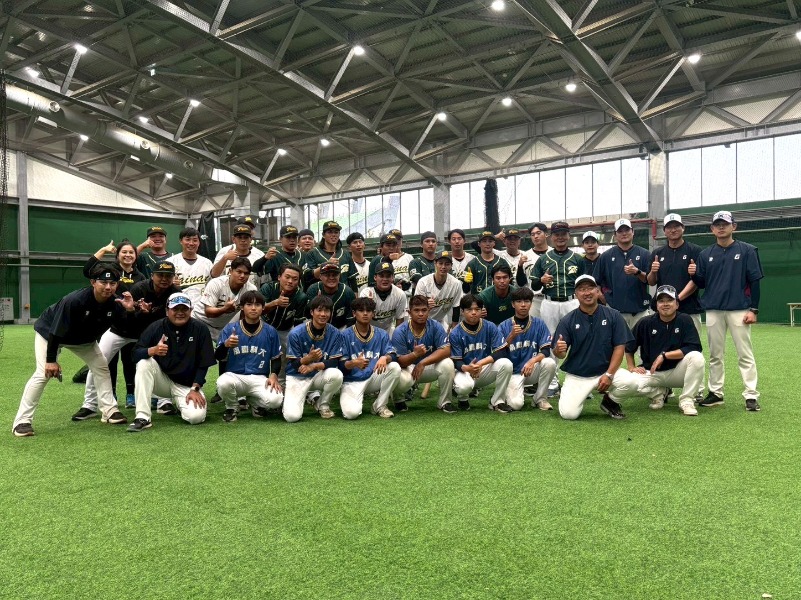 韓國職棒樂天巨人隊與本市城市棒球隊交流合影