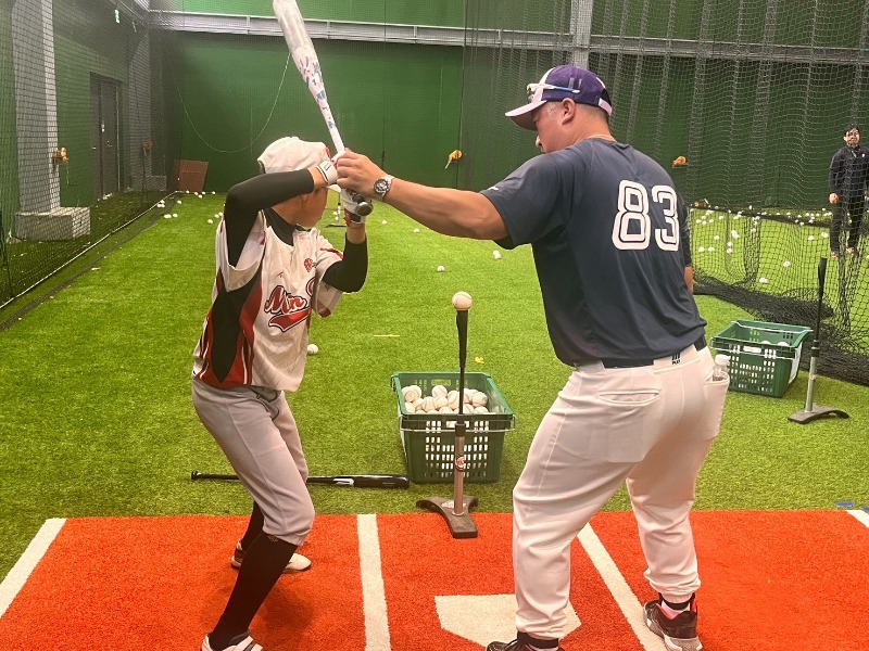 韓國職棒樂天巨人隊教練李柄奎指導民德國中選手打擊技巧