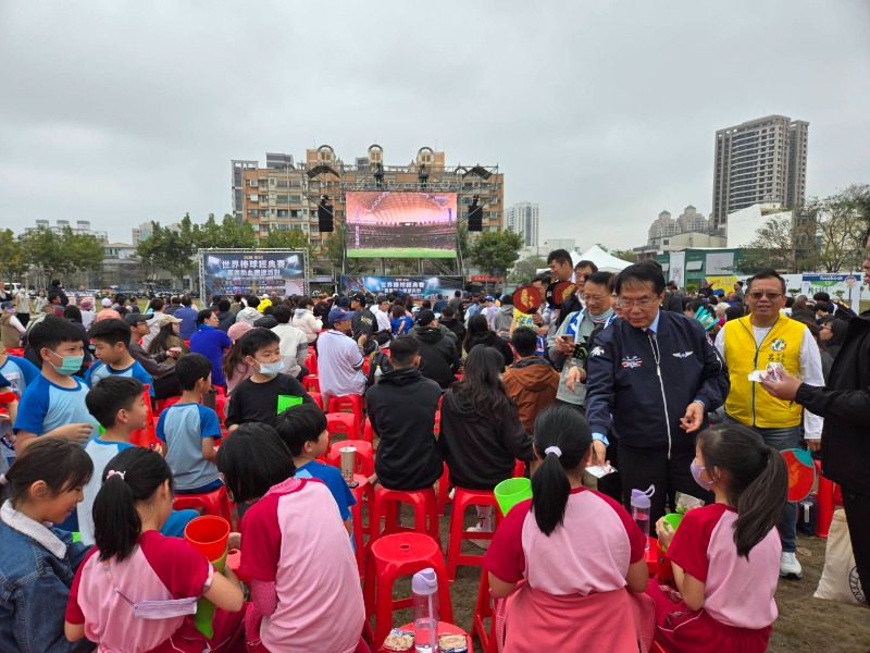 市長黃偉哲蒞臨永華市政中心西側廣場與民眾一起為中華隊應援加油