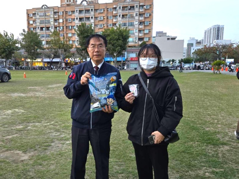 市長黃偉哲贈送乖乖應援禮包予球迷