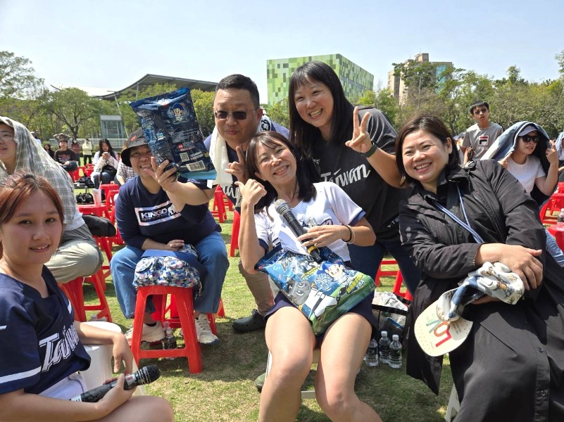 WBC世界棒球經典賽轉播民眾手拿乖乖應援禮包於新營南瀛綠都心公園為中華隊