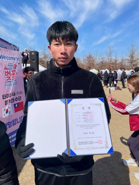 臺南市選手陳重樺參加韓國首爾汝矣島櫻花馬拉松勇奪男子半馬組總排第一名