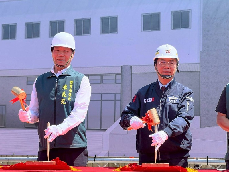 「仁德區全民運動館」開工典禮市長黃偉哲與體育局局長陳良乾敲磚象徵工程開工
