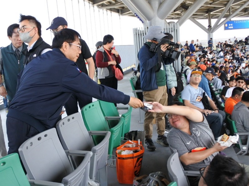 2026年中華職棒熱身賽熱鬧開打 市長進場與球迷互動