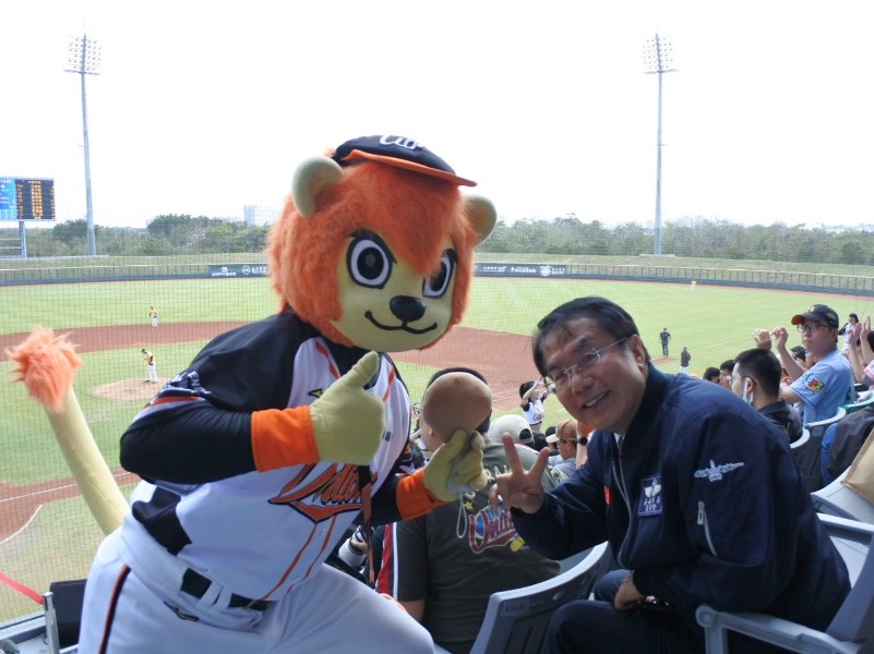 2026年中華職棒熱身賽熱鬧開打 市長與統一獅萊恩互動