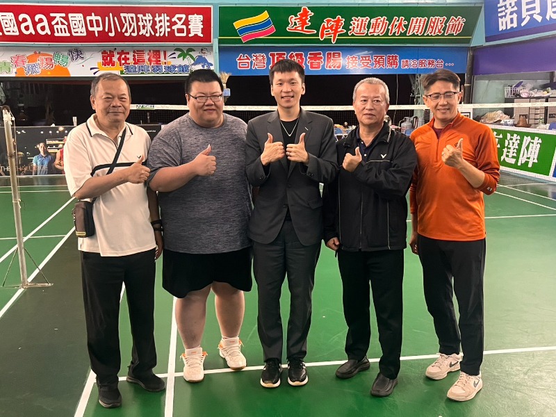 運動部部長李洋公務繁忙之餘親自造訪「達陣羽球館」