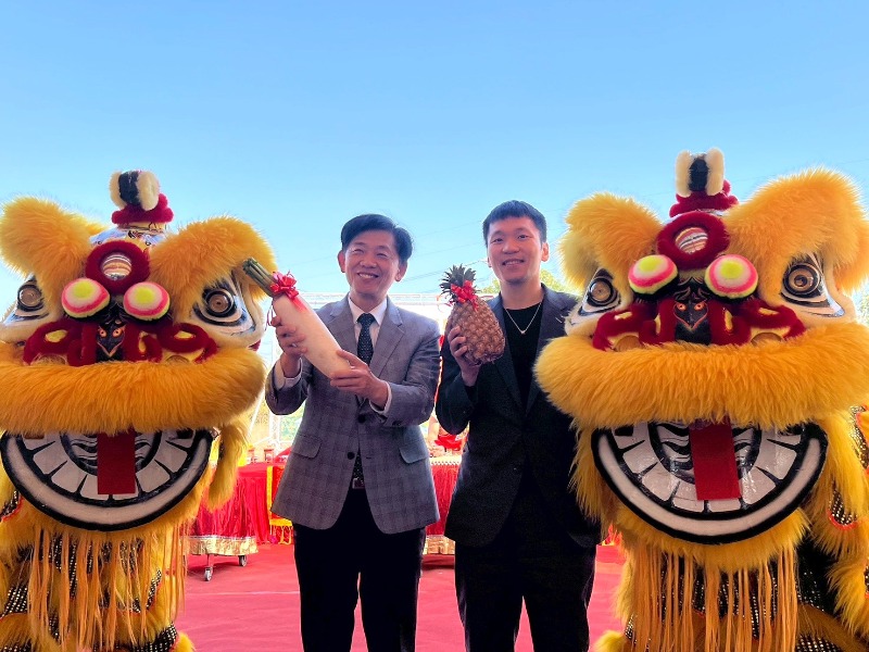 「臺南市關廟射擊樂活運動館」動土典禮 運動部部長李洋與副市長葉澤山接受祥獅獻瑞象徵好采頭