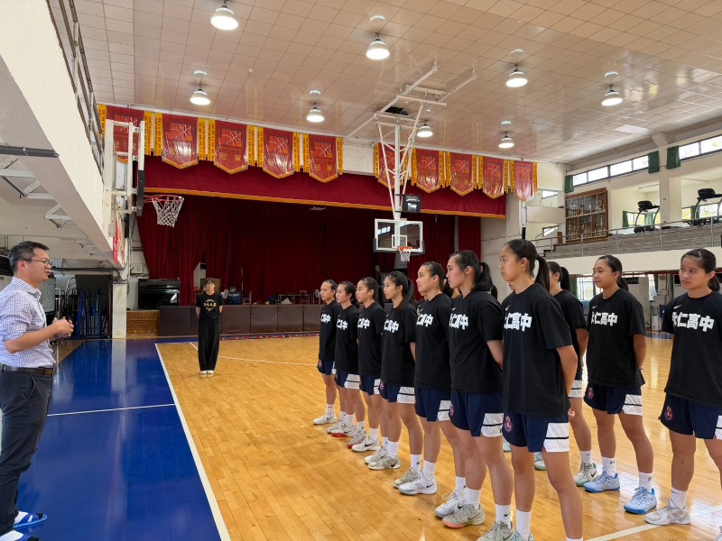 體育局主秘王藝霖勉勵永仁高中女子籃球隊