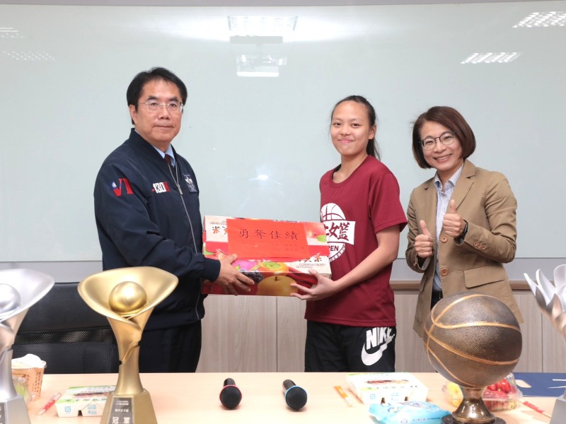 永仁高中女子籃球隊闖進總決賽 市長黃偉哲致贈水果鼓勵選手勇奪佳績