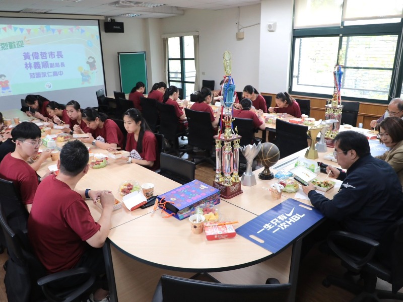 市長黃偉哲與永仁高中女籃球員共享午膳