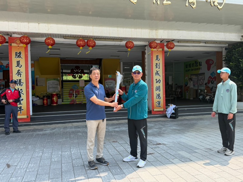 115年全國中等學校運動會聖火傳遞 嘉義縣政府環保局局長張輝川與體育局參議陳勝楠主火交接
