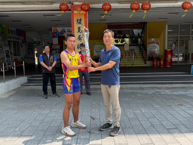 115年全國中等學校運動會聖火傳遞 體育局參議陳勝楠與金城國中田徑代表選手