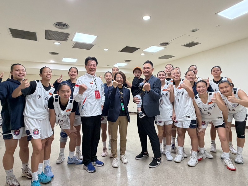 體育局局長陳良乾與永仁高中女子籃球隊合影