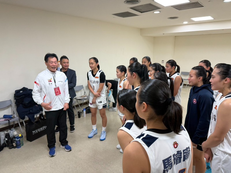體育局局長陳良乾赴小巨蛋賽前勉勵永仁高中女子籃球隊