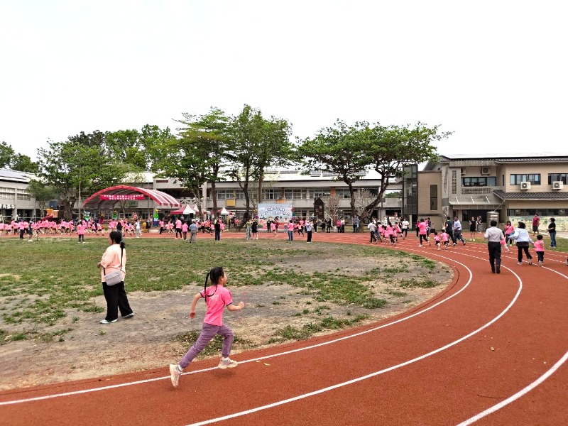臺南市南化區南化國民小學新設PU跑道正式啟用孩童開心奔跑