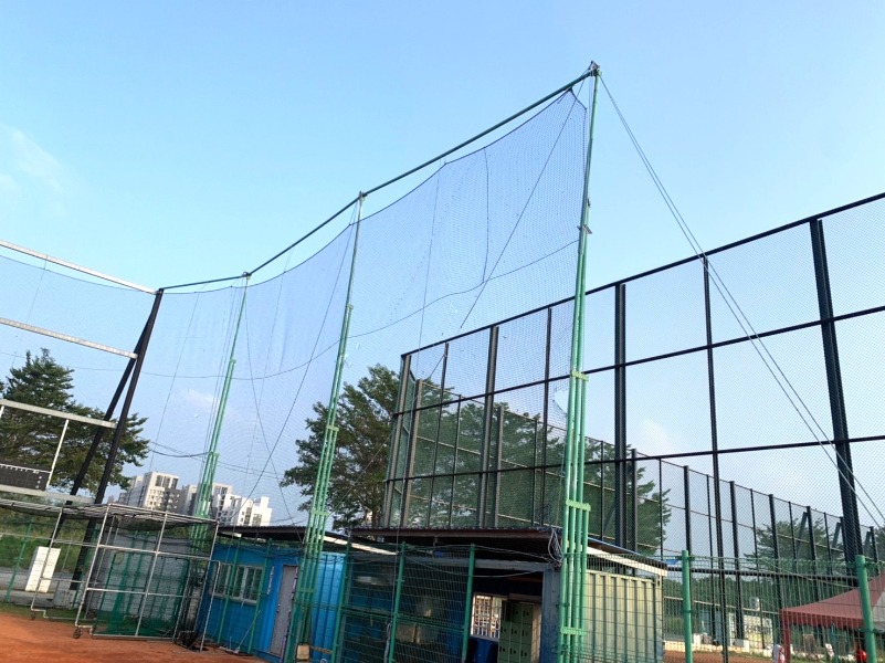 忠孝棒球場整修前支架及照明待改善