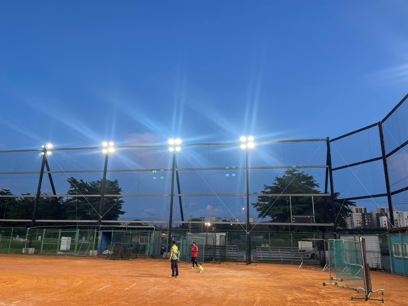 忠孝棒球場整修後強化圍網及增設照明 提升夜間練習安全與便利