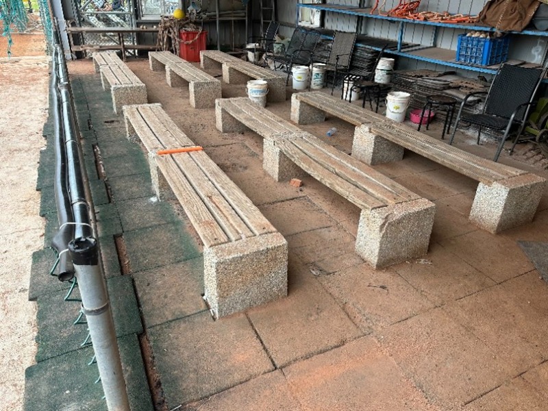 小北A棒球場休息室整修前 座椅毀損無法使用地板破損影響安全