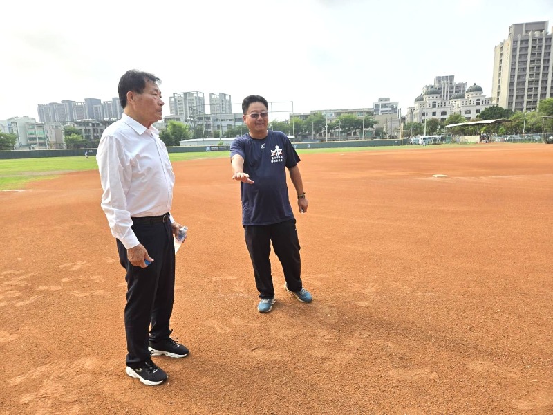 體育局局長陳良乾至小北A棒球場會勘 並與民德國中棒球隊總教練討論球場維護事宜